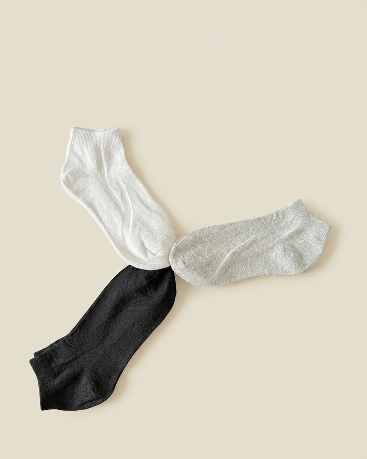 Medias soquete Modo.Basicos: pack de 3 pares en blanco, gris y negro sobre fondo crema