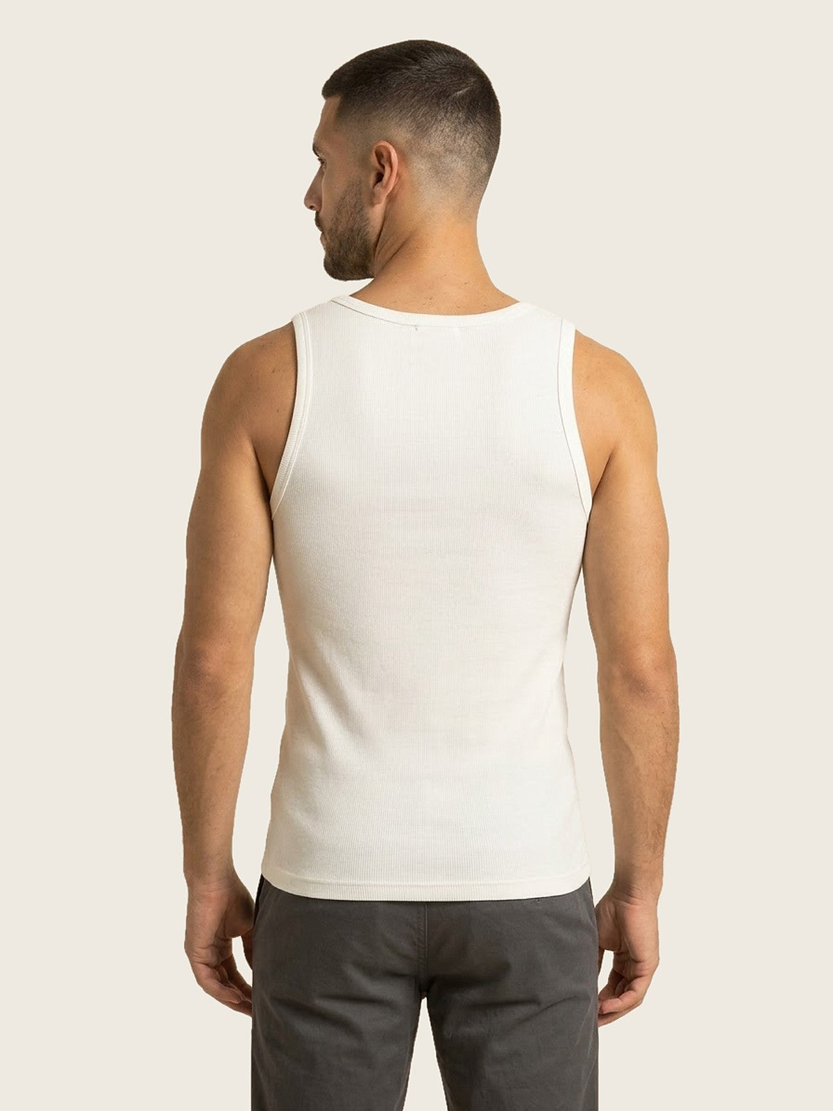 Musculosa básica blanca, vista de espalda