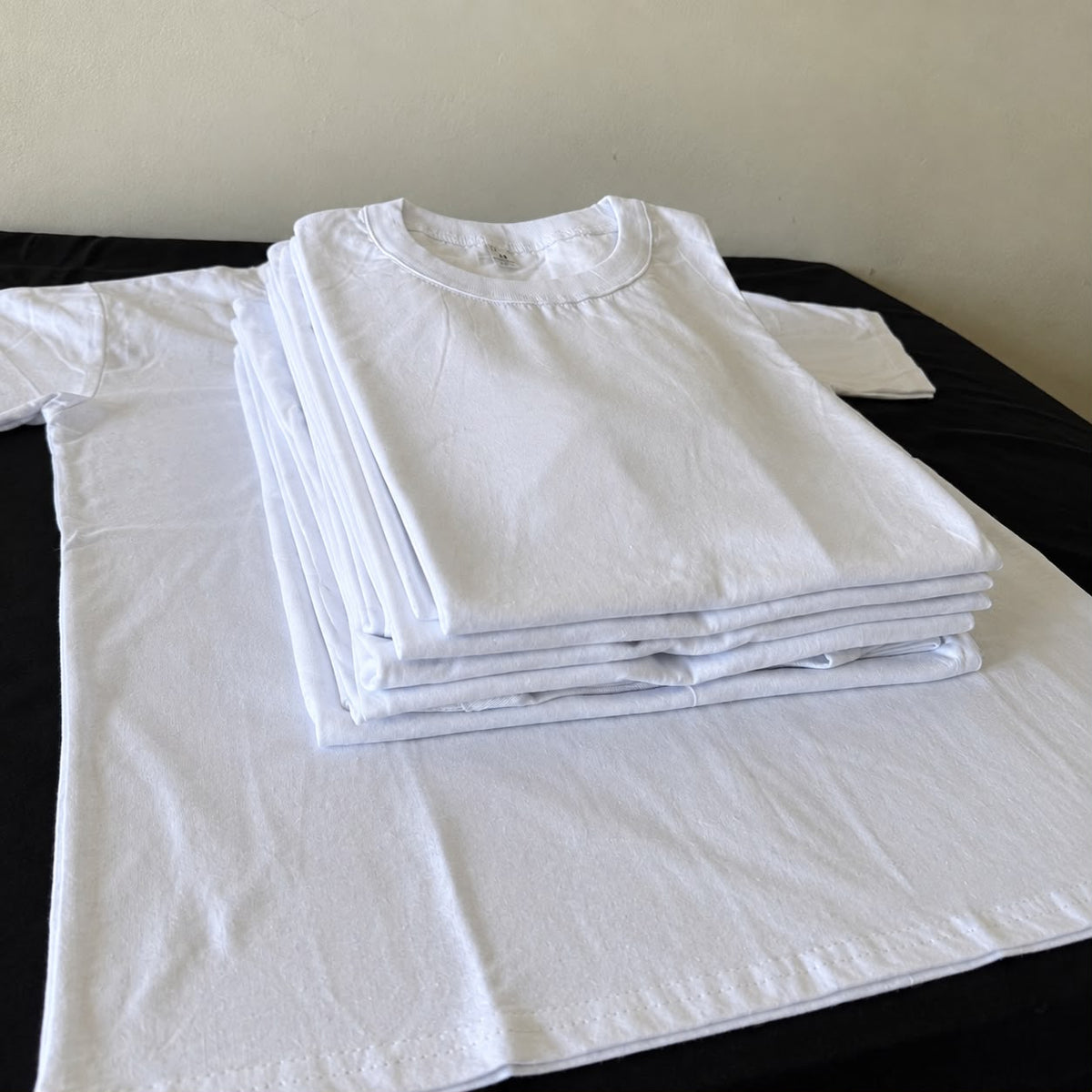 Remeras Esenciales Blancas de algodón peinado 24/1 - Modo.Básicos, dobladas
