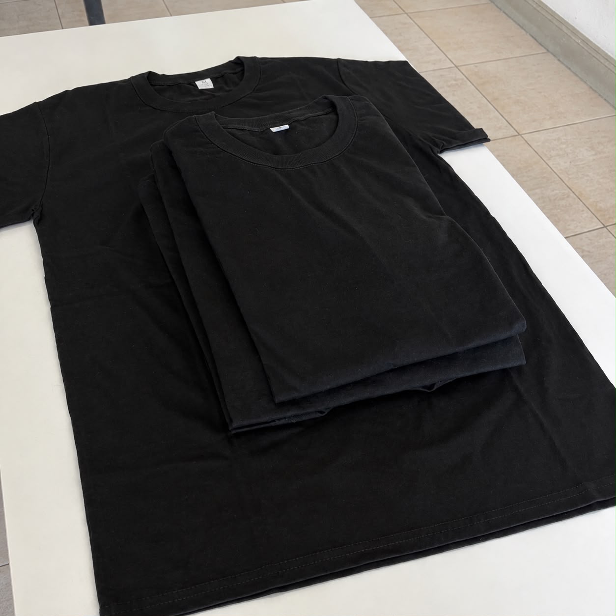 Remeras Esenciales Negras de algodón peinado 24/1 - Modo.Básicos, dobladas