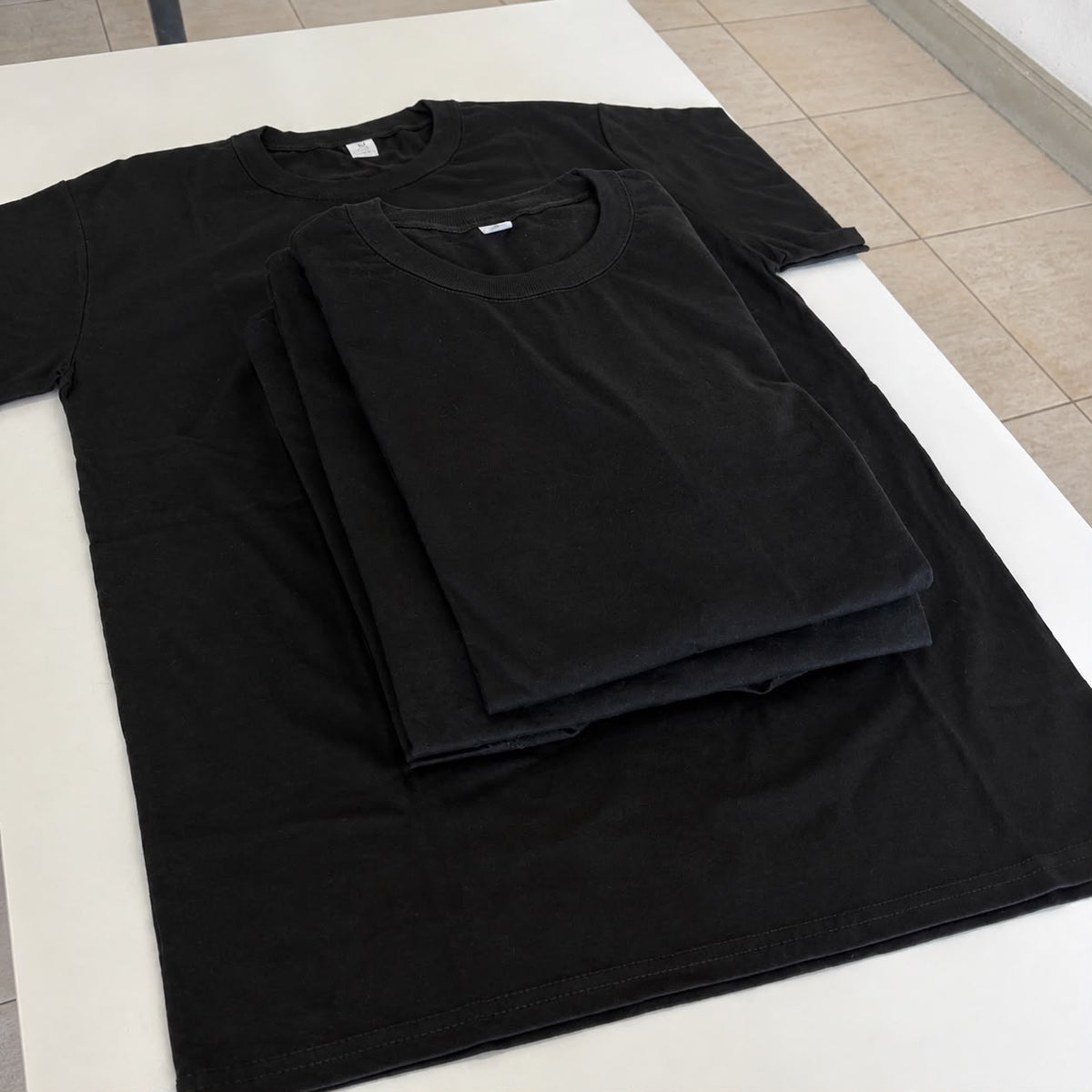 Remeras Esenciales Negras de algodón peinado 24/1 - Modo.Básicos, dobladas