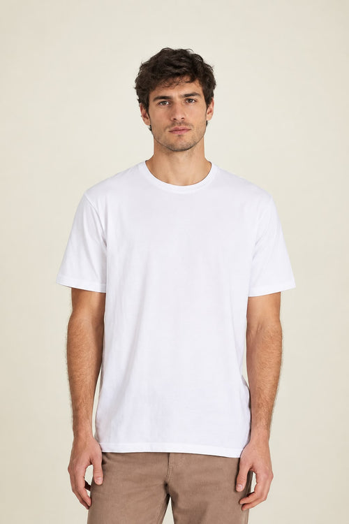 Modelo con la remera esencial blanca de algodón peinado 24/1 de Modo.Basicos