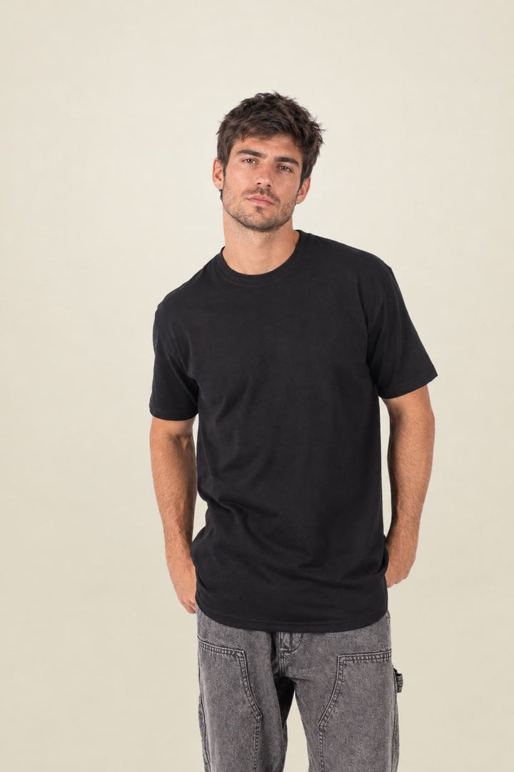 Remera básica negra de algodón peinado 24/1 puesta