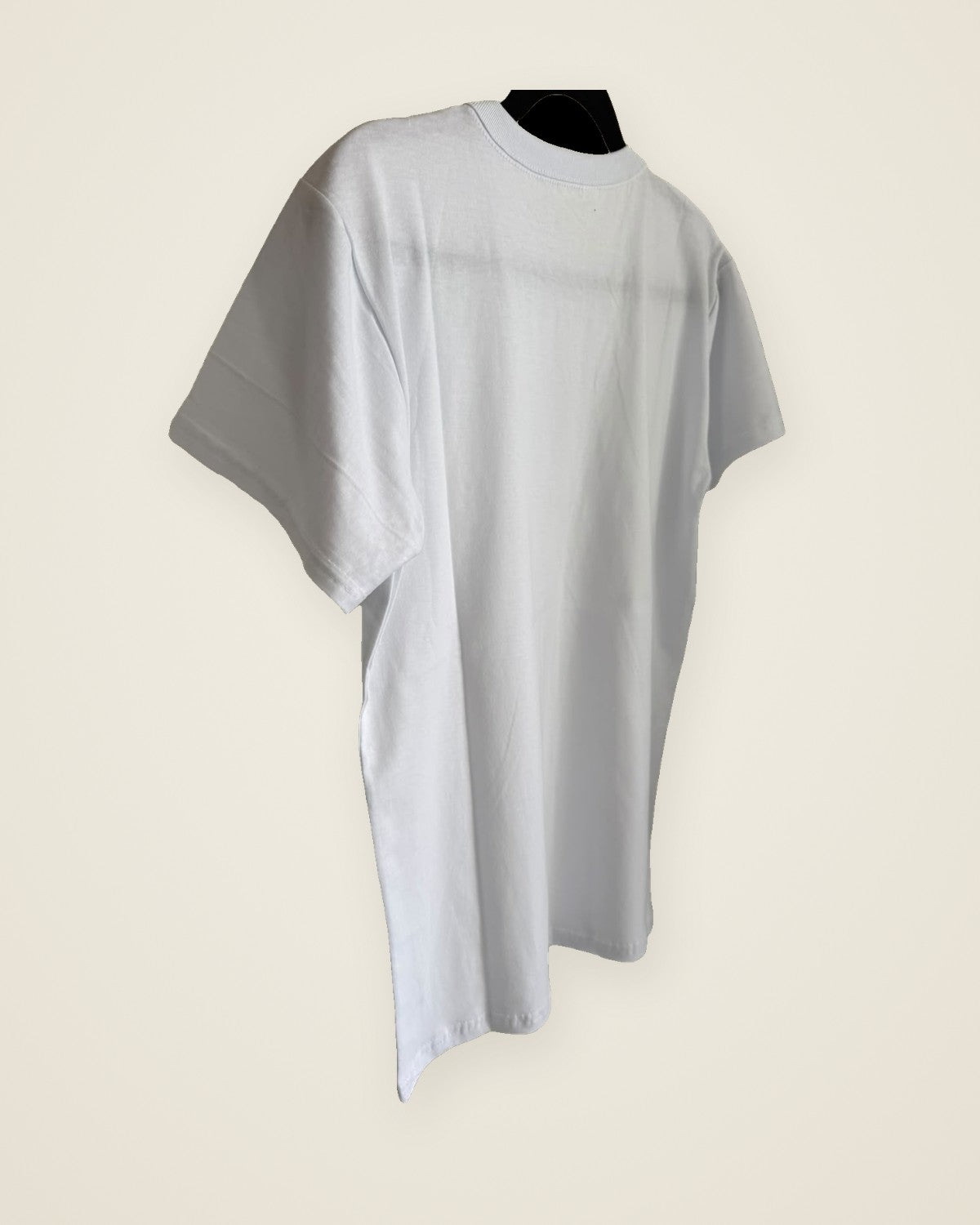 Remera Esencial Blanca, espalda en ángulo