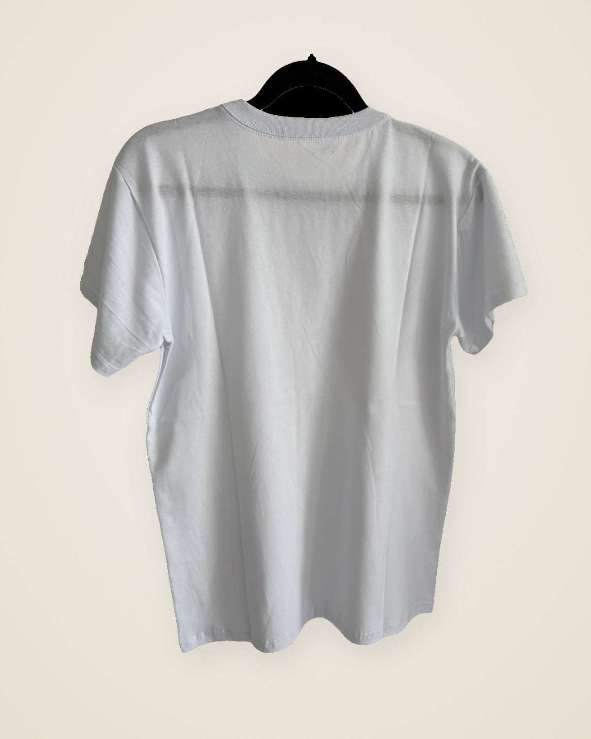 Remera Esencial Blanca, vista de espalda