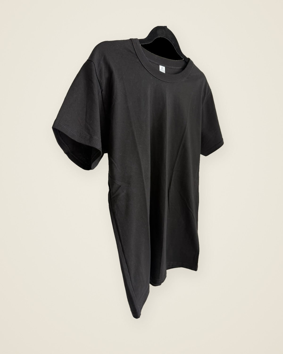 Remera Esencial Negra, vista frontal en ángulo