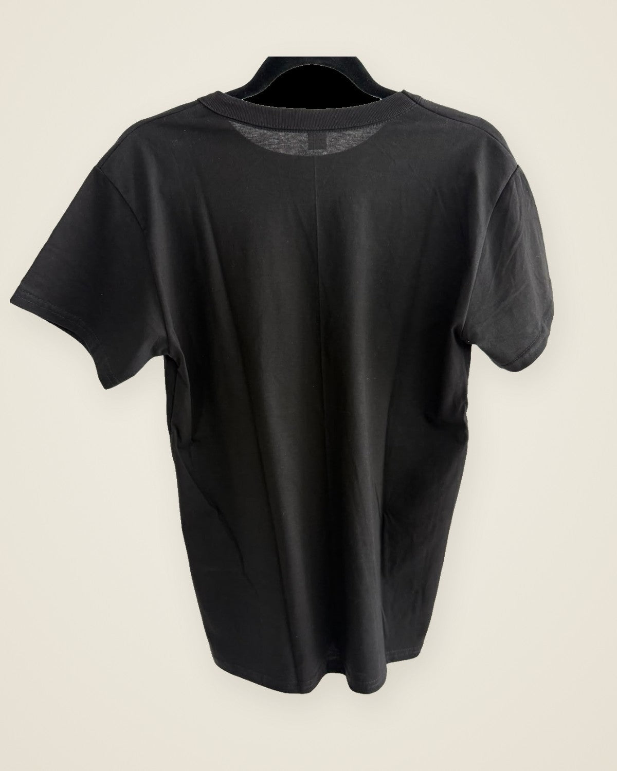 Remera Esencial Negra, vista de espalda