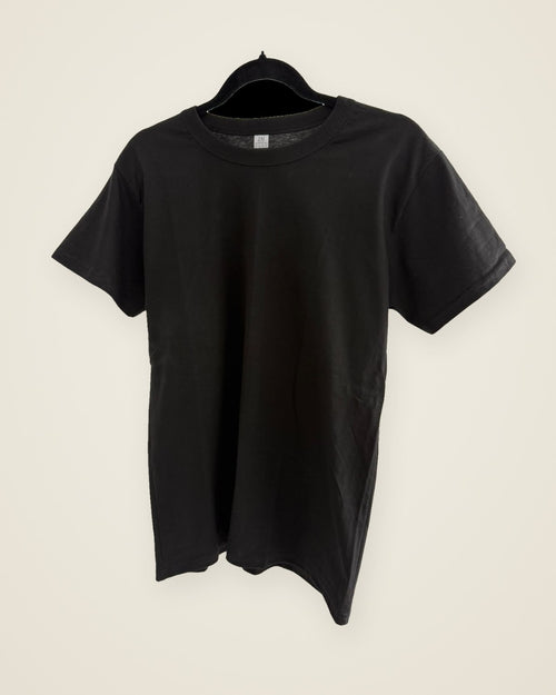 Remera Esencial Negra de algodón peinado 24/1, vista frontal