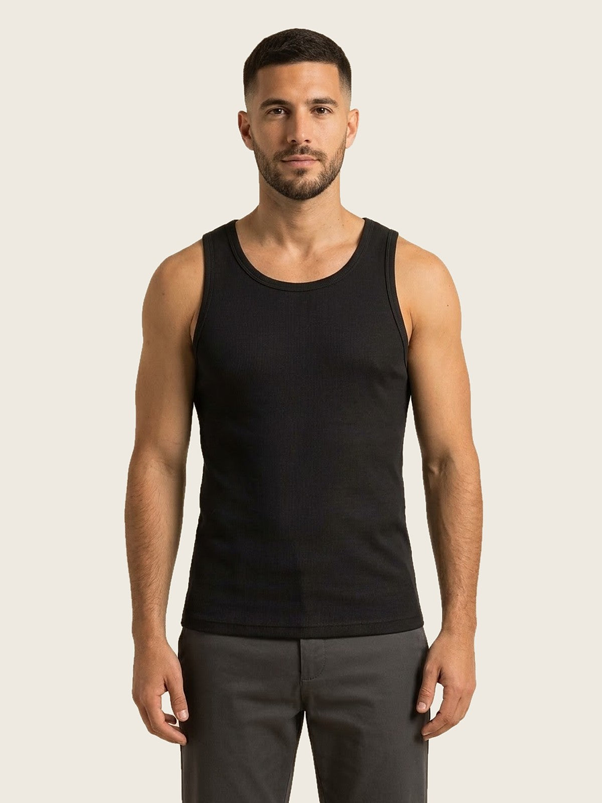 Musculosa básica negra de algodón peinado 24/1, de frente