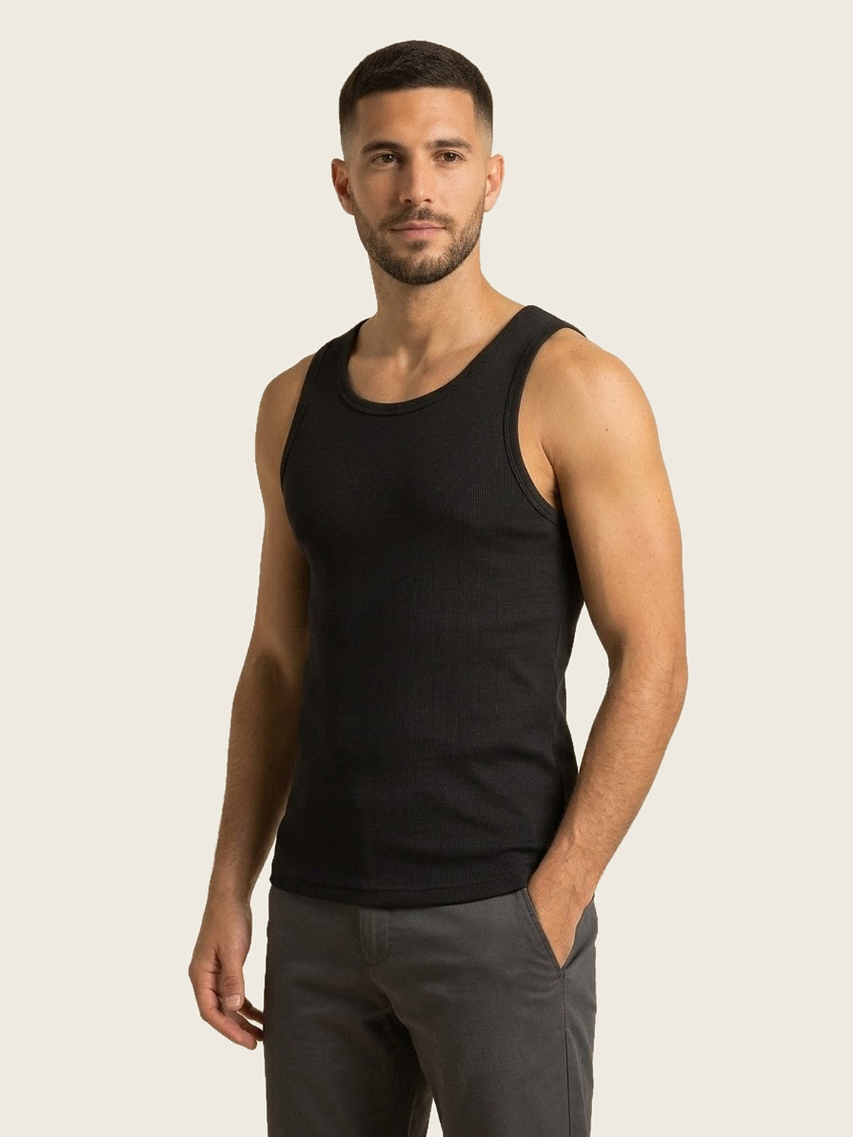 Musculosa básica negra, vista de tres cuartos